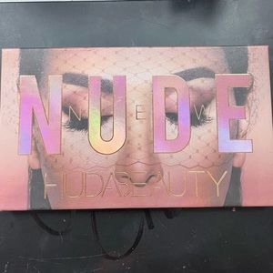 Huda beauty new nude pallet